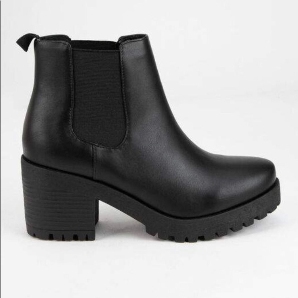 SODA Chelsea Black Boots 5.5